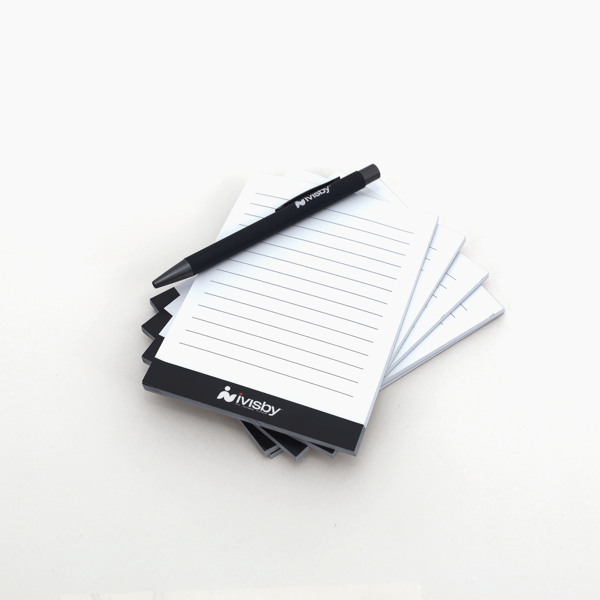 Anteckningsblock i mindre format och svart penna