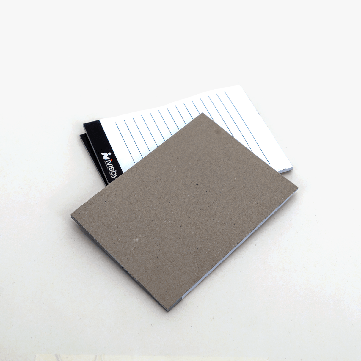 Baksidan på anteckningsblocken är av kartong