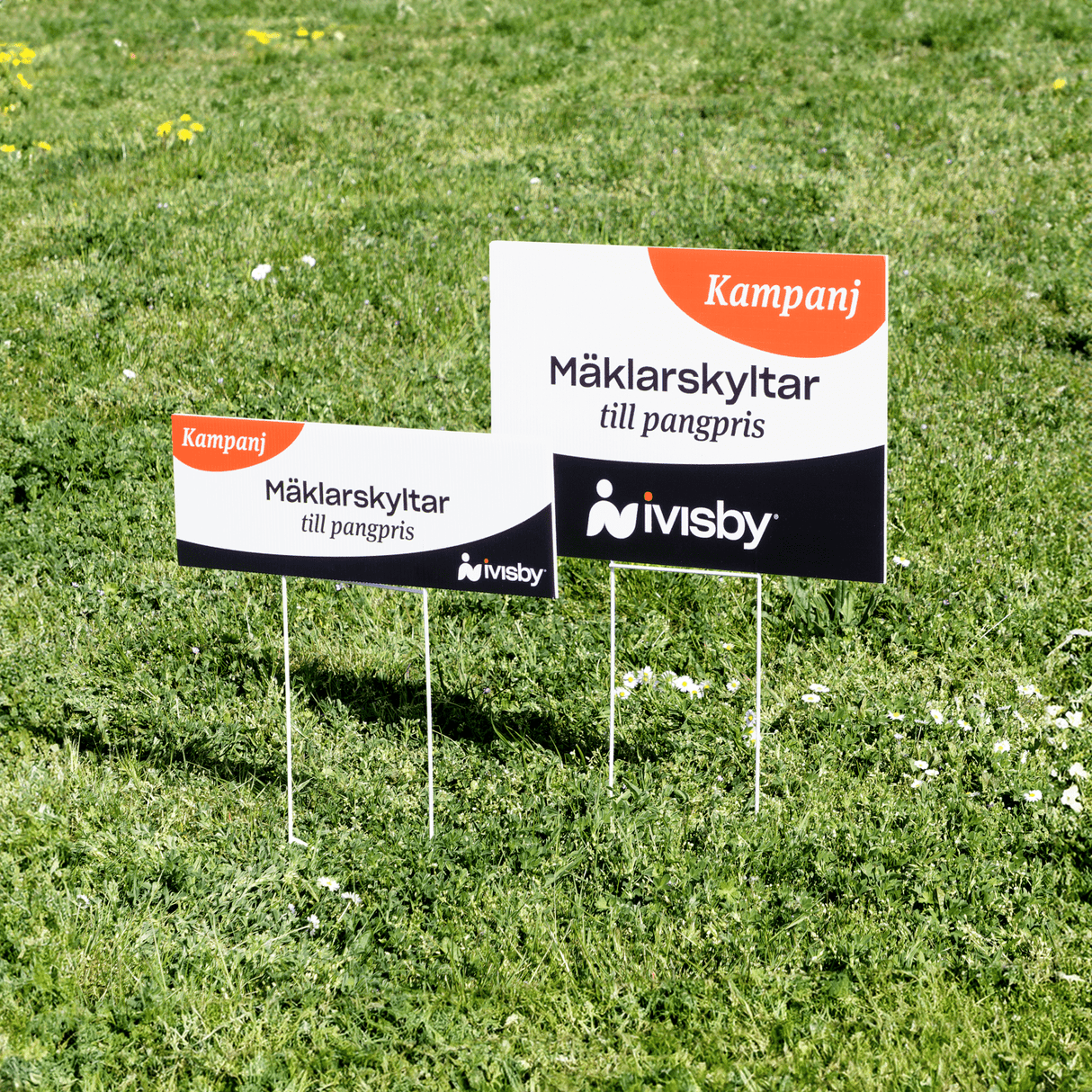 Mäklarskyltar i två storlekar och trådben höjd 30 cm