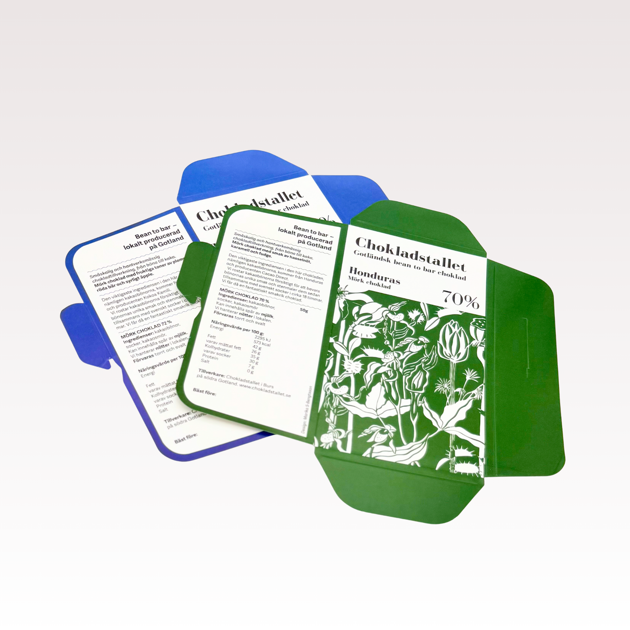 Producerat av iVisby Tryckeri: färgtryckta chokladförpackningar i grönt och blått med produktinformation och illustrationer.